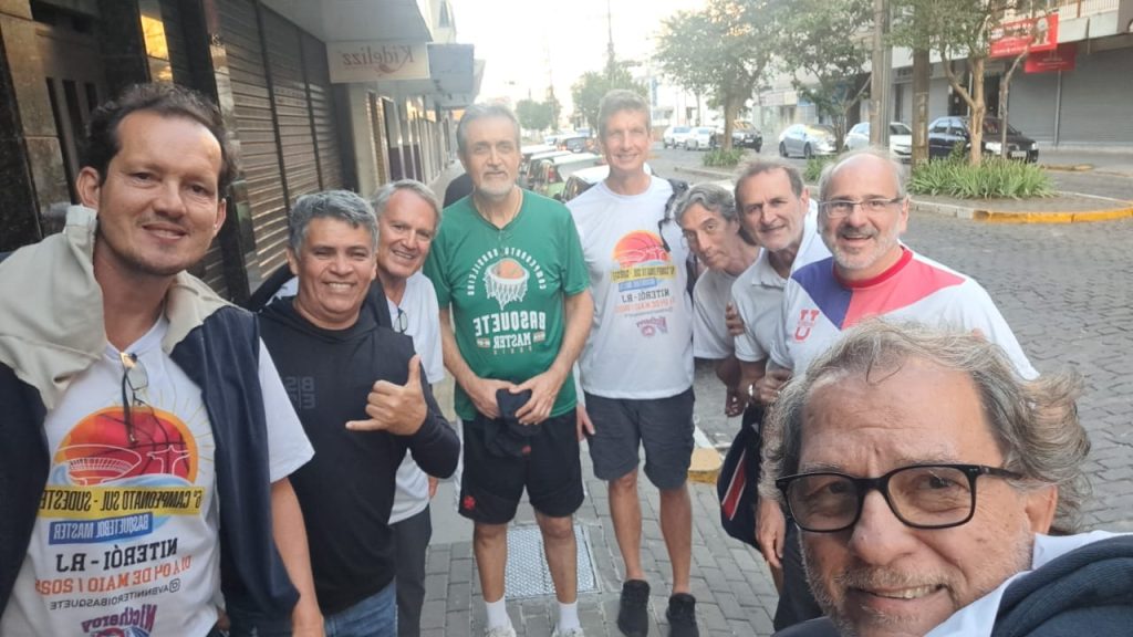 Celebrando o torneio master de basquete